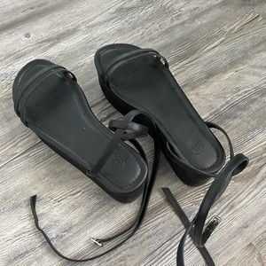 Like new platform sandal UO black size 7.